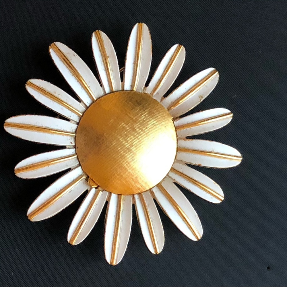 Vintage gold tone white daisy flower pin brooch